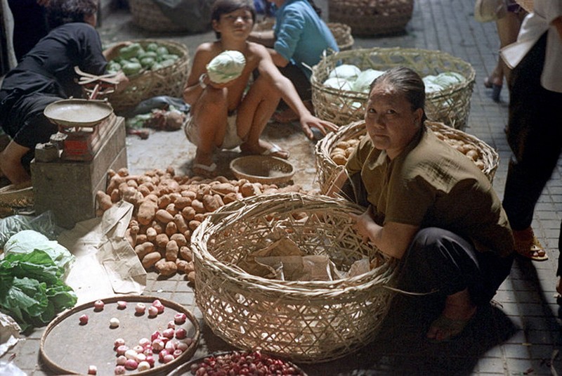 Loat anh doc ben trong cho Ben Thanh nam 1973 (2)-Hinh-18