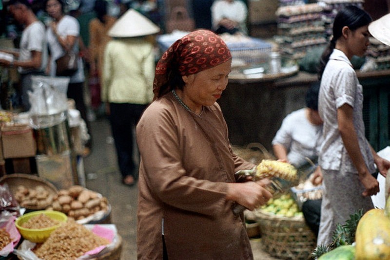 Loat anh doc ben trong cho Ben Thanh nam 1973 (2)-Hinh-19