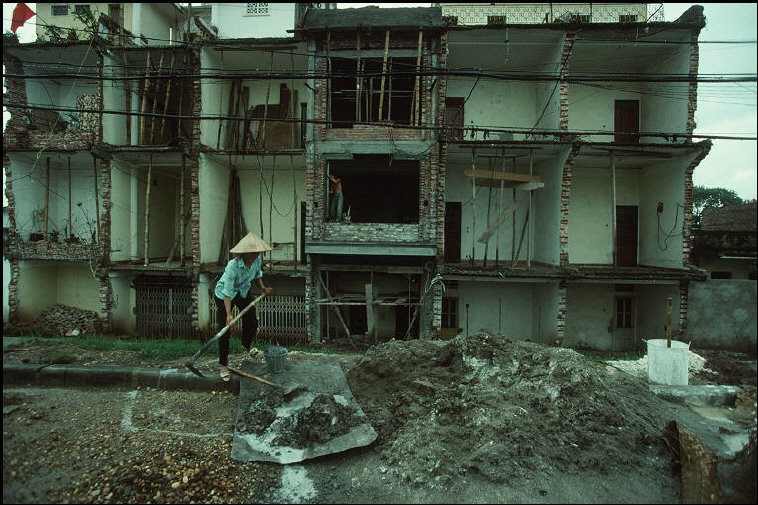 Anh cuc chat ve Ha Noi nam 1994-1995 cua Bruno Barbey (1)-Hinh-10