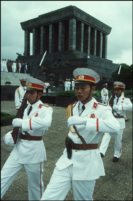 Anh cuc chat ve Ha Noi nam 1994-1995 cua Bruno Barbey (1)-Hinh-11