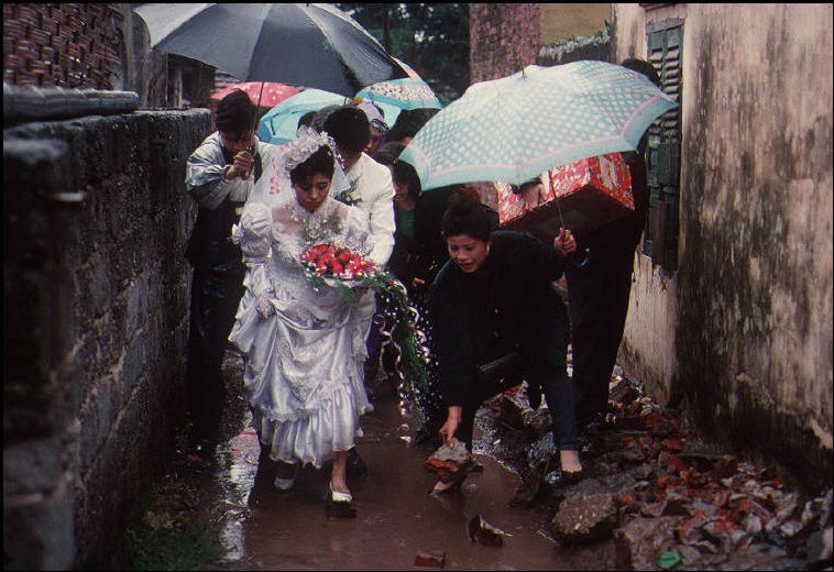 Anh cuc chat ve Ha Noi nam 1994-1995 cua Bruno Barbey (1)-Hinh-4