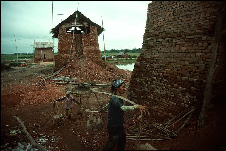 Anh cuc chat ve Ha Noi nam 1994-1995 cua Bruno Barbey (1)-Hinh-6