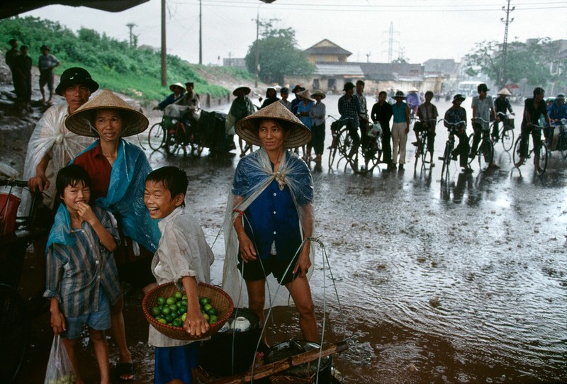 Anh cuc chat ve Ha Noi nam 1994-1995 cua Bruno Barbey (1)-Hinh-7