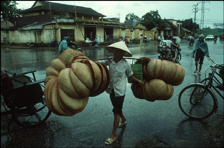 Anh cuc chat ve Ha Noi nam 1994-1995 cua Bruno Barbey (1)-Hinh-8