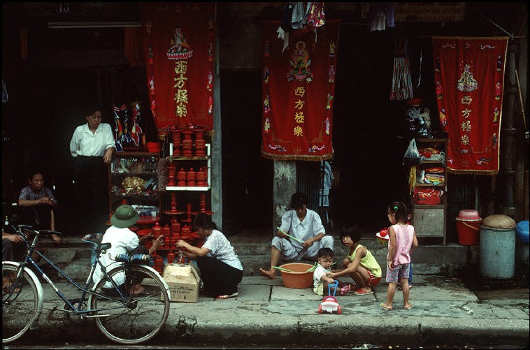 Anh cuc chat ve Ha Noi nam 1994-1995 cua Bruno Barbey (1)-Hinh-9