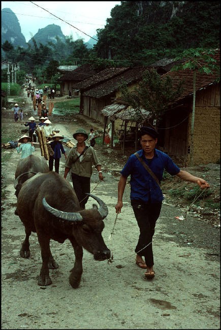 Anh doc ve sac mau cuoc song o Cao Bang nam 1994-1995 (2)-Hinh-5