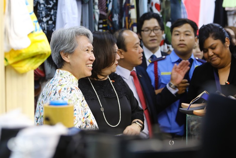 Phu nhan Thu tuong Ly Hien Long tham quan khu mua sam o TP.HCM-Hinh-2