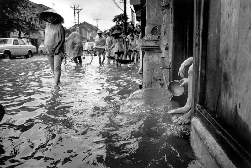 Loat anh “goc canh” ve Ha Noi nam 1990 cua Larry Towell (1)-Hinh-3