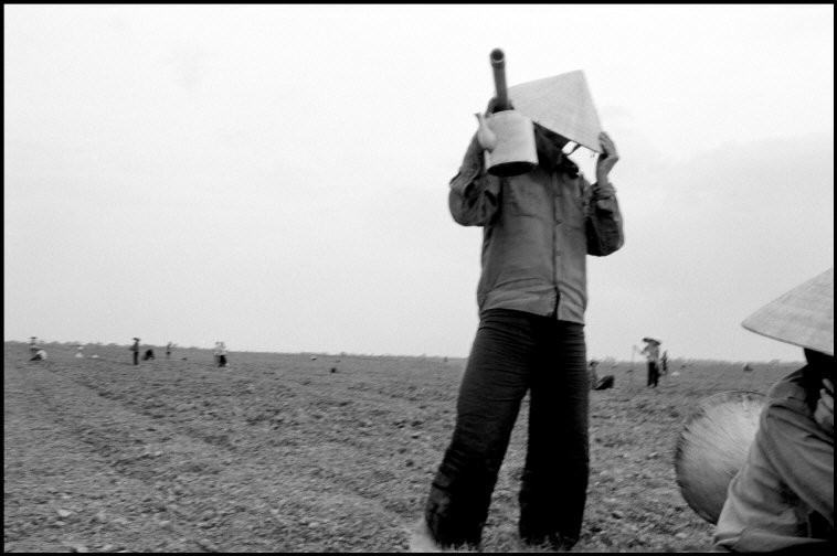 Loat anh “goc canh” ve Ha Noi nam 1990 cua Larry Towell (2)-Hinh-5