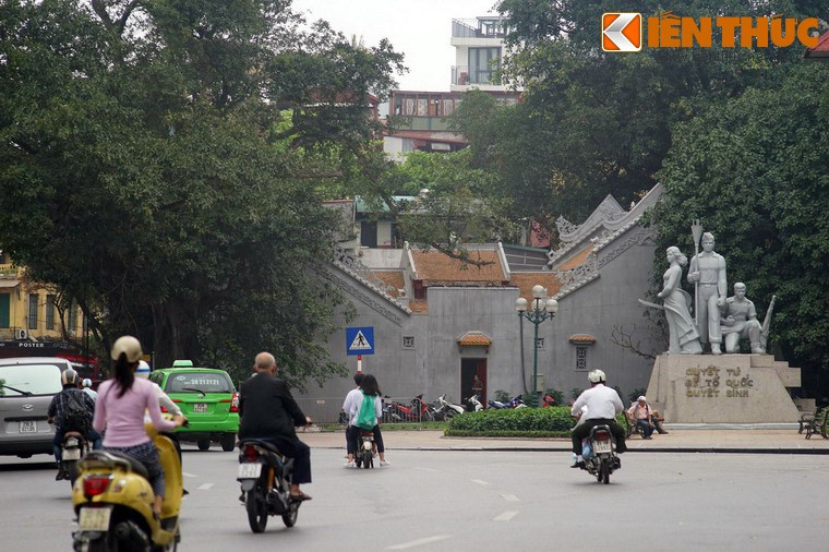 Den tho noi tieng linh thieng phai ghe tham o pho co HN ngay Tet-Hinh-7