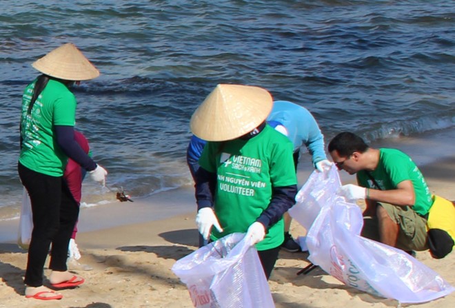 Khach ngoai quoc tinh nguyen nhat rac o bai bien Phu Quoc