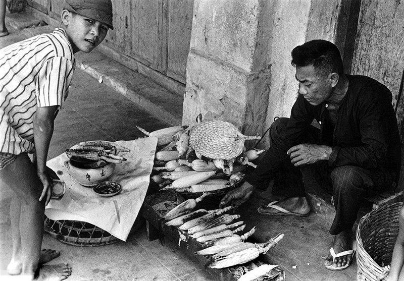 Anh doc ve hang rong via he Sai Gon nam 1959