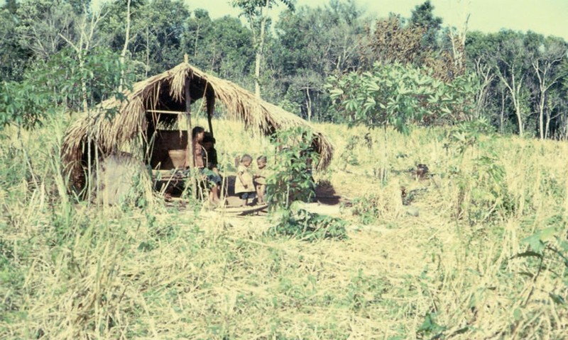 Cuoc song nguoi Tay Nguyen nam 1967 qua ong kinh linh My-Hinh-11