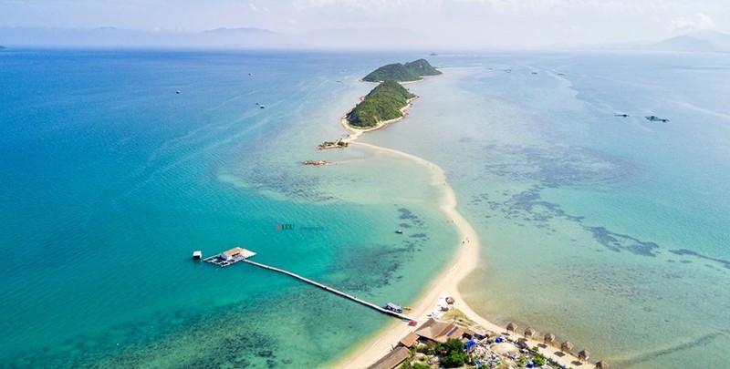 Con duong xuyen bien tuyet dep tai Khanh Hoa nhin tu tren cao-Hinh-3