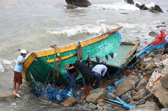 Dan Quang Binh truc vot tung manh tau ca vo vun sau bao-Hinh-2