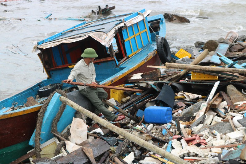 Dan Quang Binh truc vot tung manh tau ca vo vun sau bao-Hinh-7