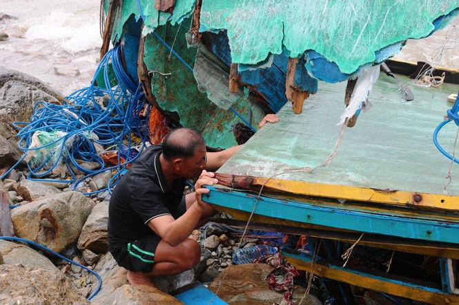 Dan Quang Binh truc vot tung manh tau ca vo vun sau bao