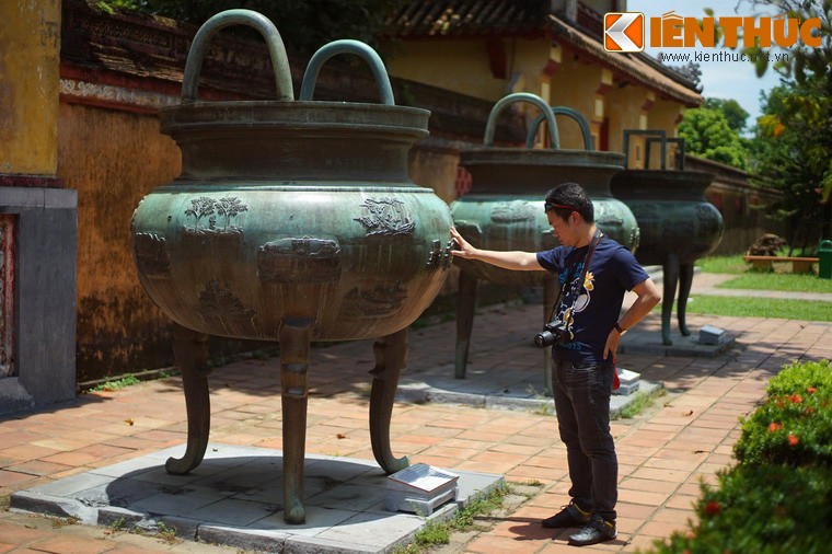 Giai ma tron bo hinh tuong Cuu Dinh nha Nguyen: Nghi dinh