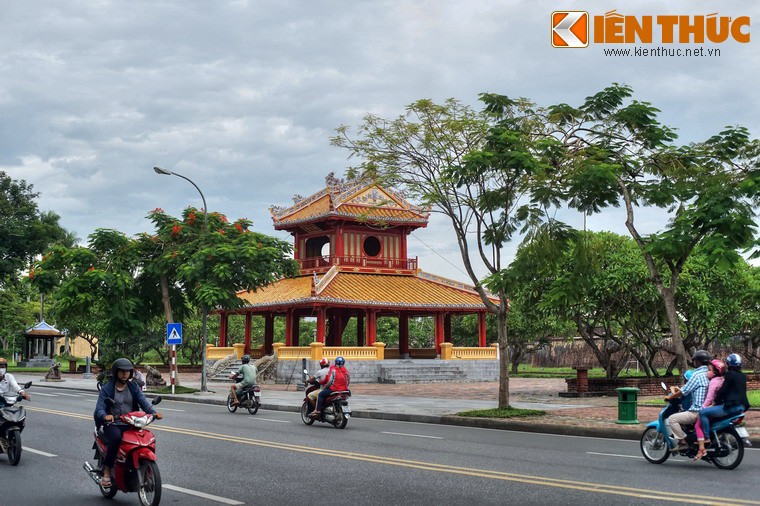 Phu Văn Lâu - Hãy đến với Phu Văn Lâu, tuyệt tác kiến trúc độc đáo của Triều đình Huế, để khám phá những câu chuyện lịch sử và vẻ đẹp huyền bí ẩn của nó. Bạn sẽ được tận hưởng khung cảnh tuyệt vời với đường nét cầu kỳ, những dải hoa lệ, và khuôn viên rộng thoáng.