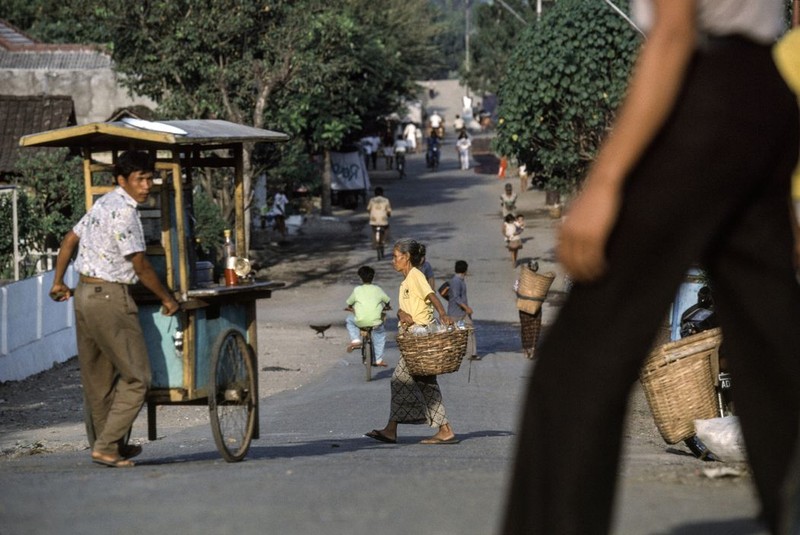 Loat anh an tuong ve cuoc song o Indonesia nam 1993 (1)-Hinh-2