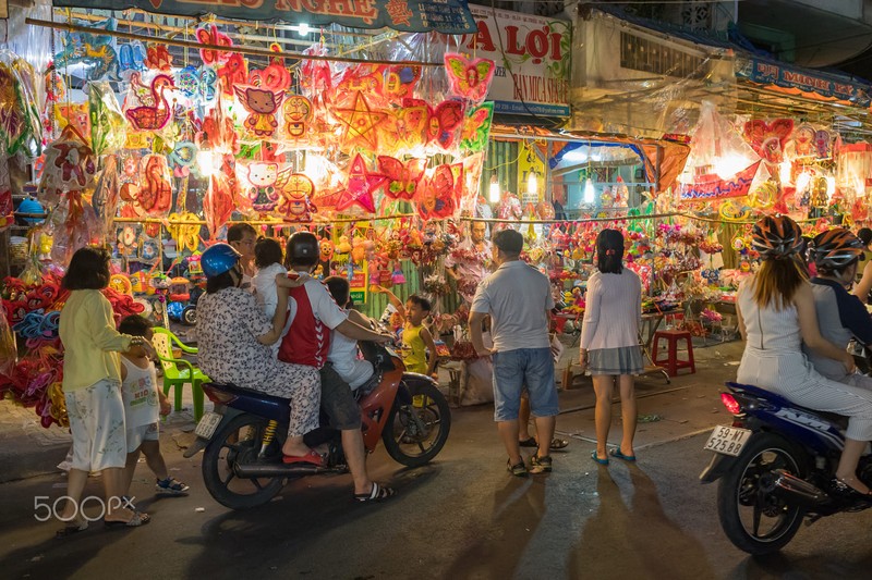 Tet Trung thu Sai Gon ruc ro qua ong kinh nguoi Phap