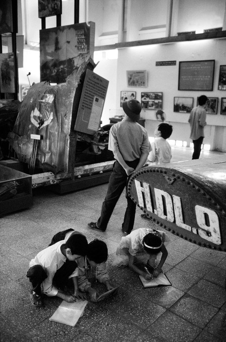 Ha Noi thap nien 1990 qua anh cua Philip Jones Griffiths (1)-Hinh-3