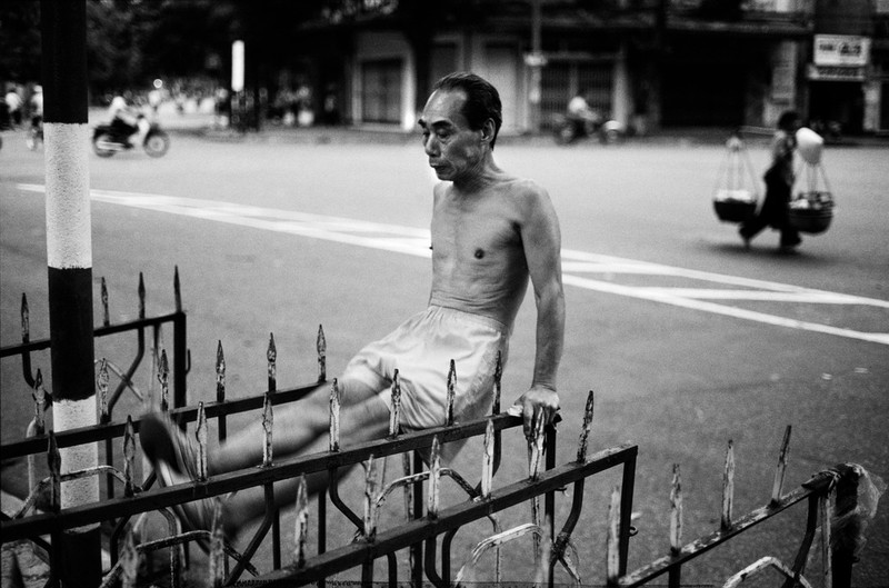 Ha Noi thap nien 1990 qua anh cua Philip Jones Griffiths (1)-Hinh-8