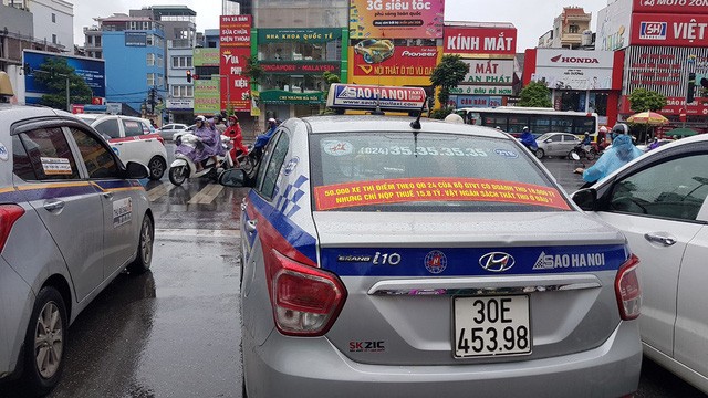 Bo Giao thong de nghi dan logo nhan dien xe Uber, Grab
