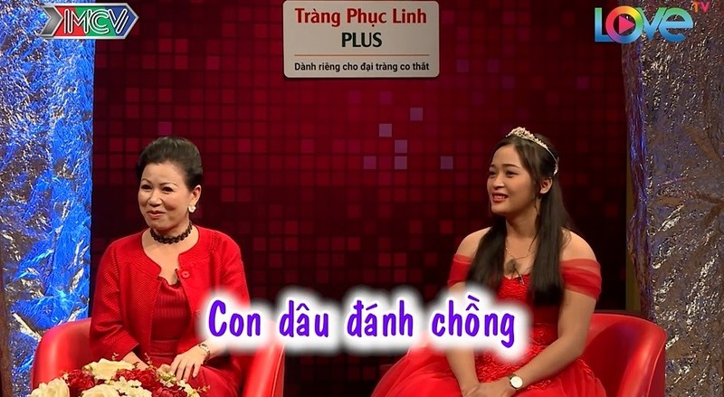 Giải trí - Clip: Con dâu dữ dằn, đánh chồng tím mặt khiến mẹ chồng sững sờ (Hình 2).