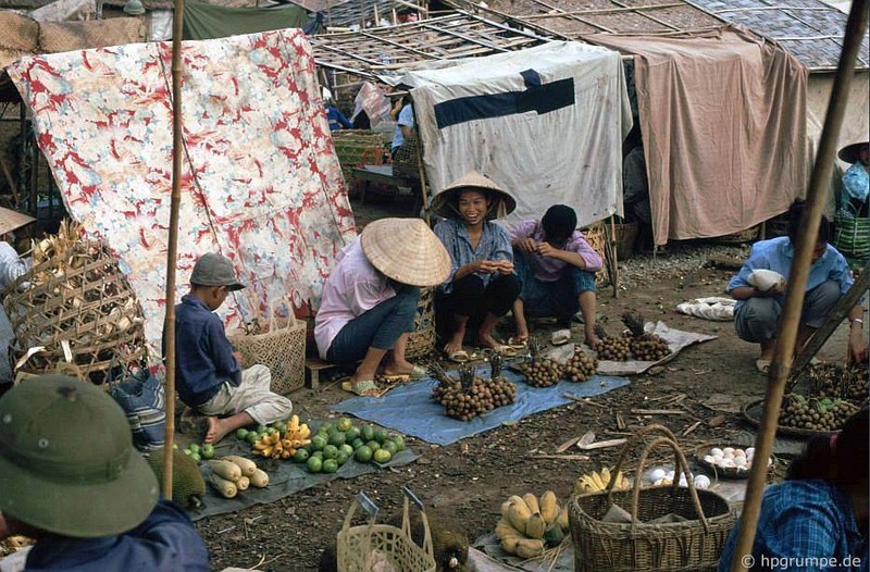 Sac mau ruc ro cua cho Dien Bien Phu nam 1992-Hinh-10