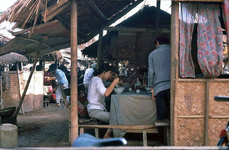 Sac mau ruc ro cua cho Dien Bien Phu nam 1992-Hinh-11