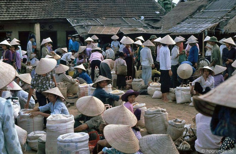 Sac mau ruc ro cua cho Dien Bien Phu nam 1992-Hinh-2