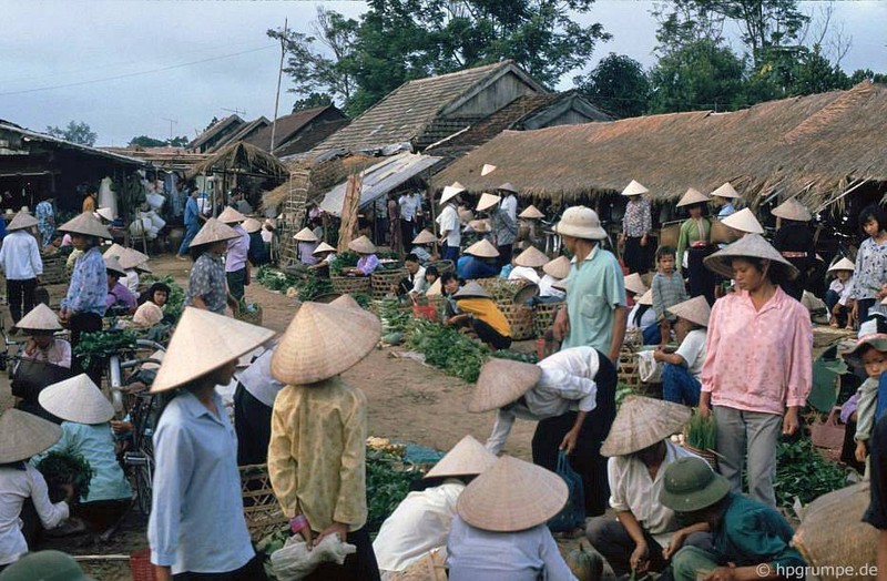 Sac mau ruc ro cua cho Dien Bien Phu nam 1992-Hinh-3