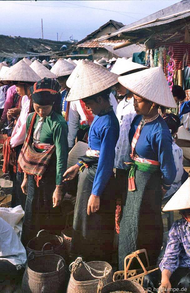 Sac mau ruc ro cua cho Dien Bien Phu nam 1992-Hinh-6