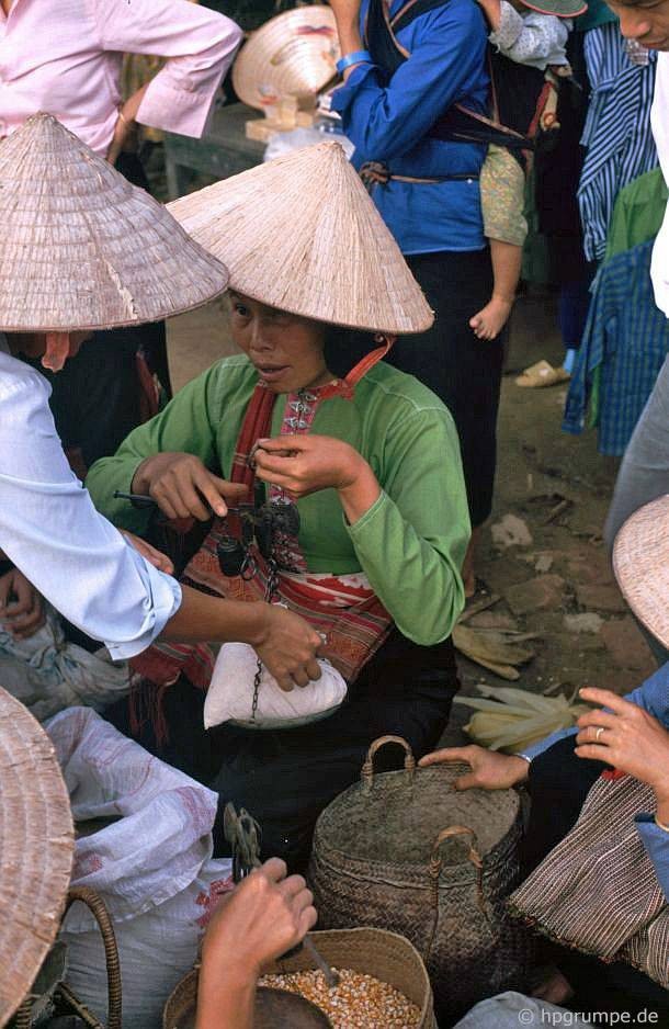 Sac mau ruc ro cua cho Dien Bien Phu nam 1992-Hinh-7