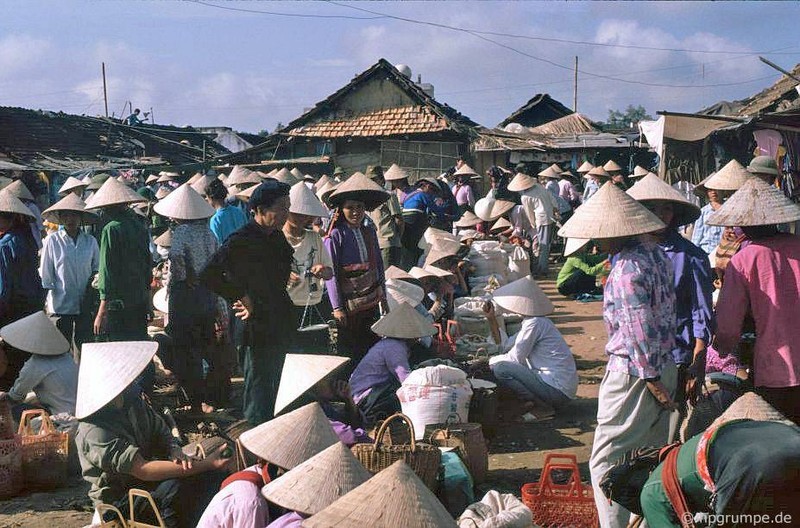 Sac mau ruc ro cua cho Dien Bien Phu nam 1992