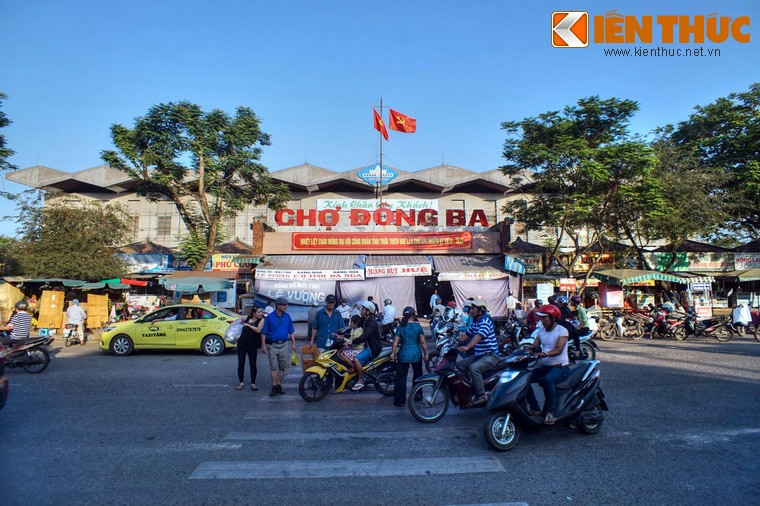 Lac loi trong khu cho tram tuoi tru danh cua Co do Hue