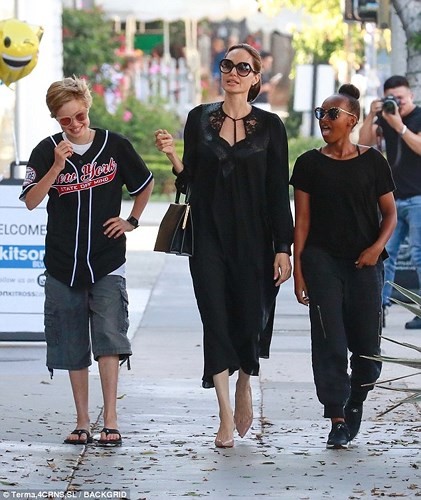 Angelina Jolie rang ro, vui ve di mua sam cung con giua on ao ly hon-Hinh-7