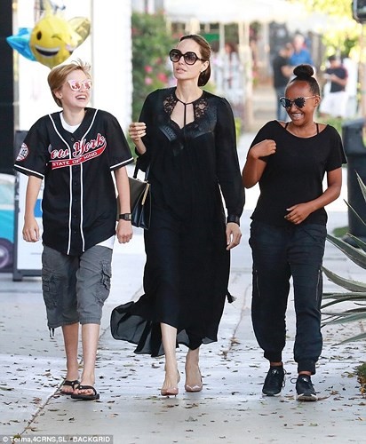 Angelina Jolie rang ro, vui ve di mua sam cung con giua on ao ly hon