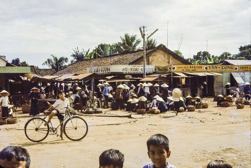 Anh thu vi ve thi tran Dat Do, Ba Ria - Vung Tau nam 1965-Hinh-2