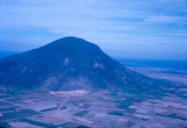 Ve ky vi cua nui Ba Den nhin tu may bay thoi chien tranh VN-Hinh-6