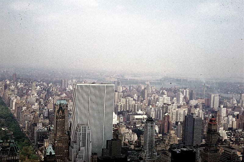 Ngo ngang truoc dien mao kien truc New York thap nien 1970-Hinh-3