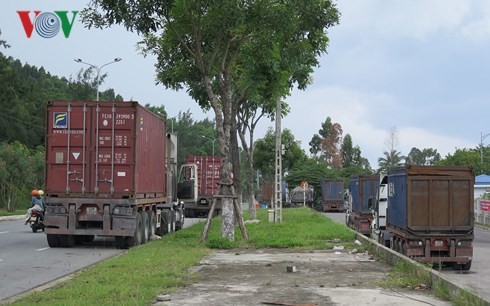 Duong vao cang Tien Sa bien thanh bai do xe container
