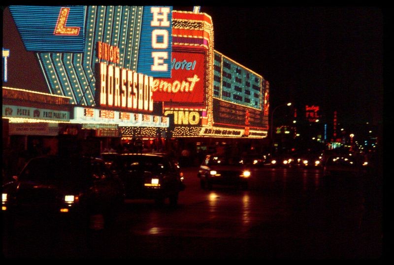 Ngo ngang khung canh ban dem o Las Vegas thap nien 1970