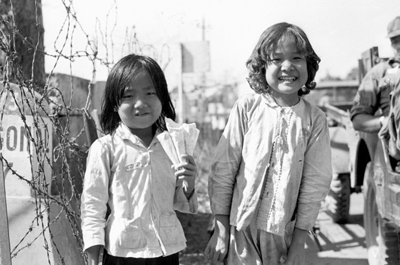 Tre em Sai Gon nam 1965 ngo nghinh qua ong kinh linh My-Hinh-3