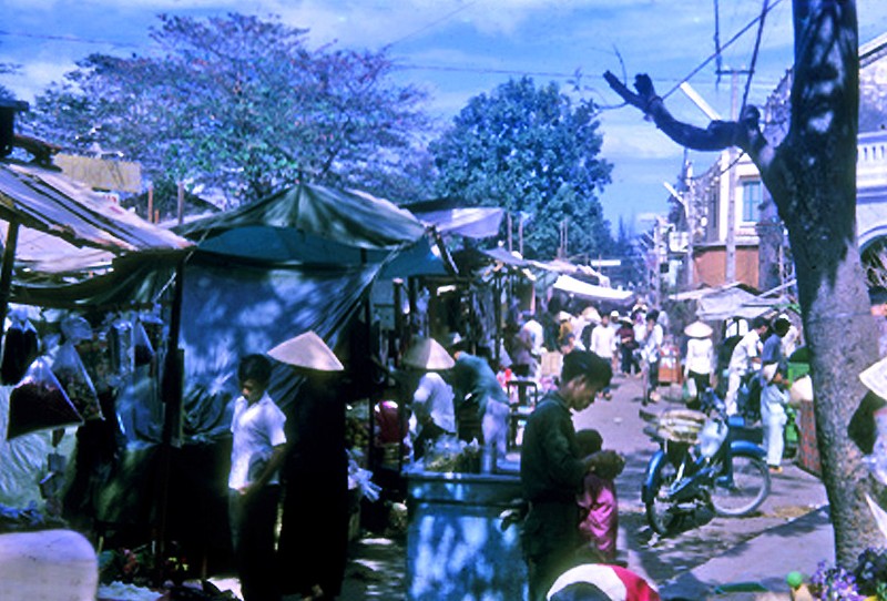 Anh cuc doc ve cho Tet Nha Trang nam 1964 - 1965