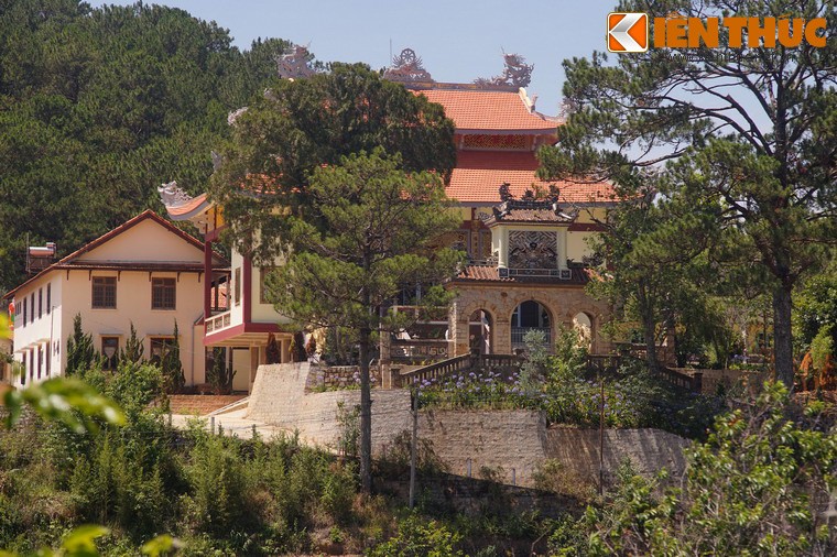 Trung hop la ky cua ba ngoi chua thieng noi tieng Da Lat-Hinh-9