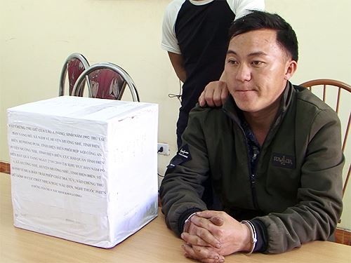 Nguoi dan ong bi bat khi deo balo 10 kg thuoc phien di ban