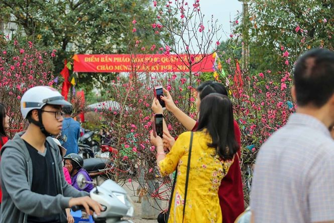 Quat, dao 'dai ha gia' tran ngap pho Ha Noi ngay 30 Tet-Hinh-8