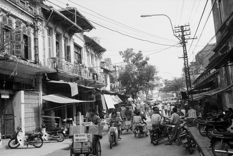 Anh doc ve pho co Ha Noi nam 1995 qua ong kinh Tay-Hinh-5